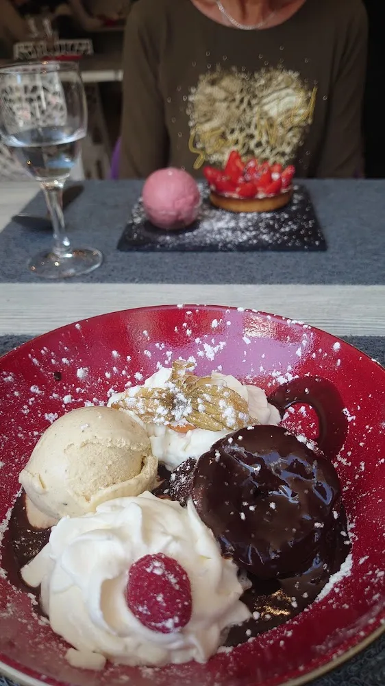 Fondant Au Chocolat Glace Vanille Et Chantilly Tarte Aux Fraises Glace Fraise